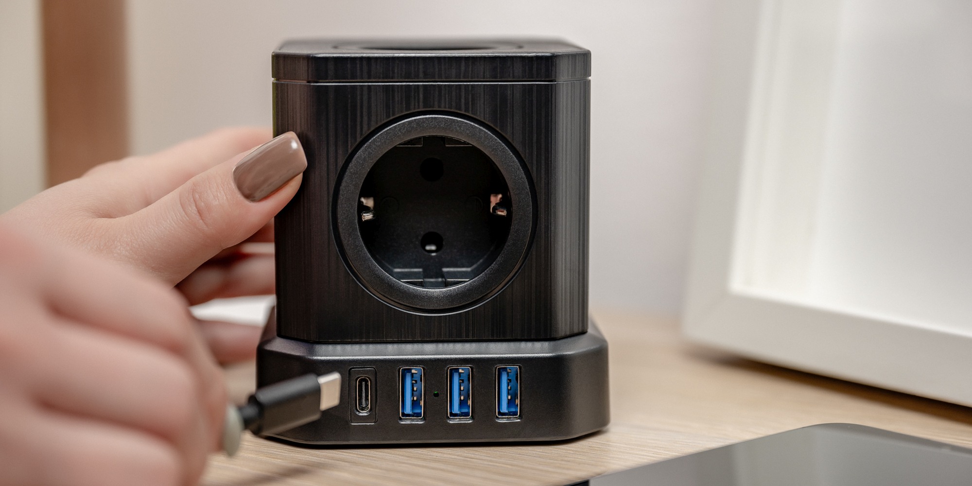 Newell-GaN-Power-Cube-9v1-černá-17